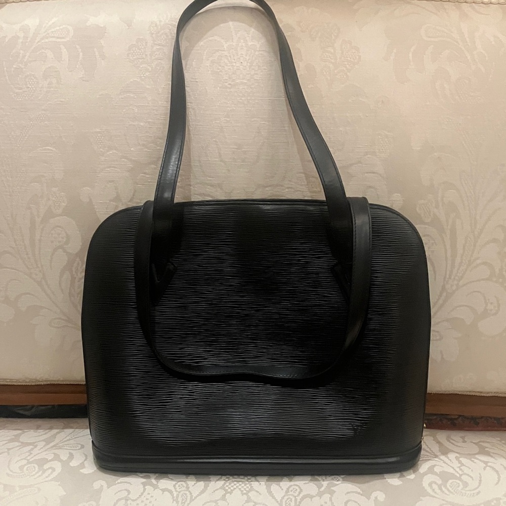 Louis Vuitton Elegant Black Shoulder Bag
